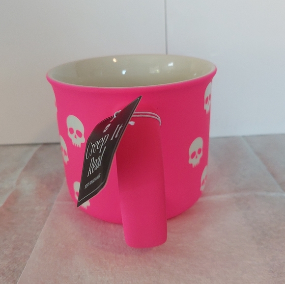 Hot Pink HALLOWEEN Skulls Coffee Tea Mug Creep It Real 16 oz NEW Eccolo - Picture 6 of 13